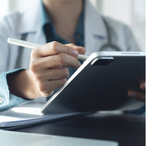 Mujer escribiendo en una tablet