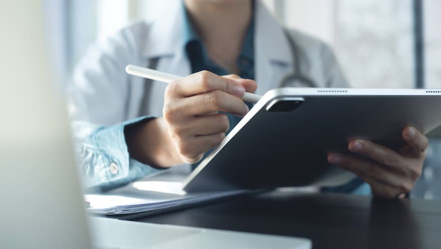 Mujer escribiendo en una tablet