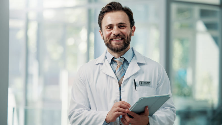 Médico tomando notas