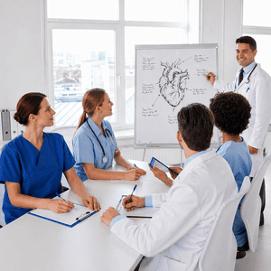 Médicos analizando casos clínicos