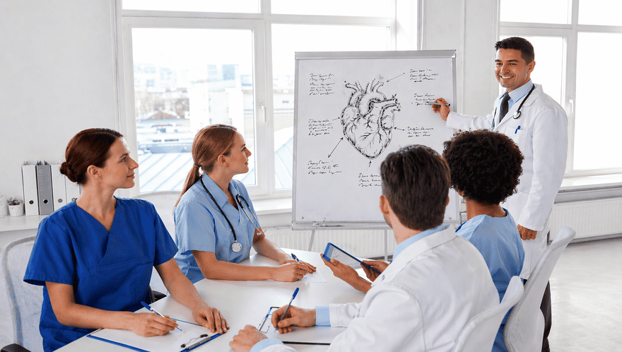 Médicos analizando casos clínicos