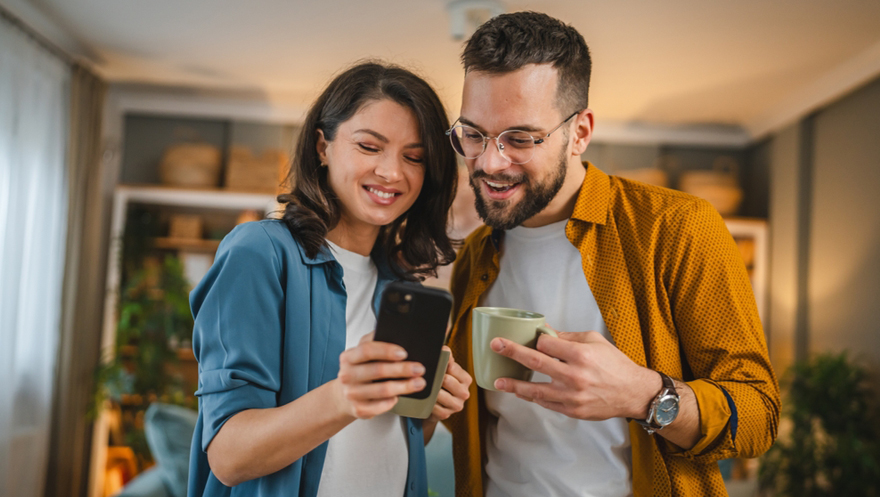 Una pareja revisando notificaciones en su celular