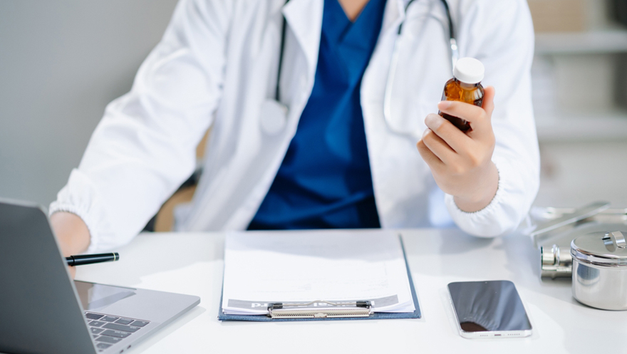 Doctor revisando medicamentos en un computador