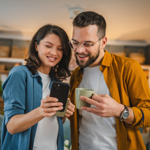 Una pareja revisando notificaciones en su celular