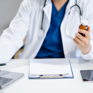 Doctor revisando medicamentos en un computador