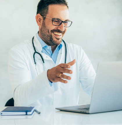 medico en frente de un computador