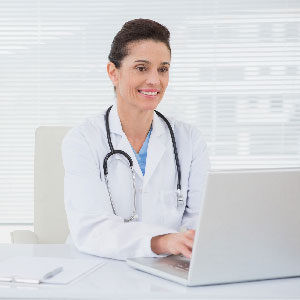 Doctora con un computador
